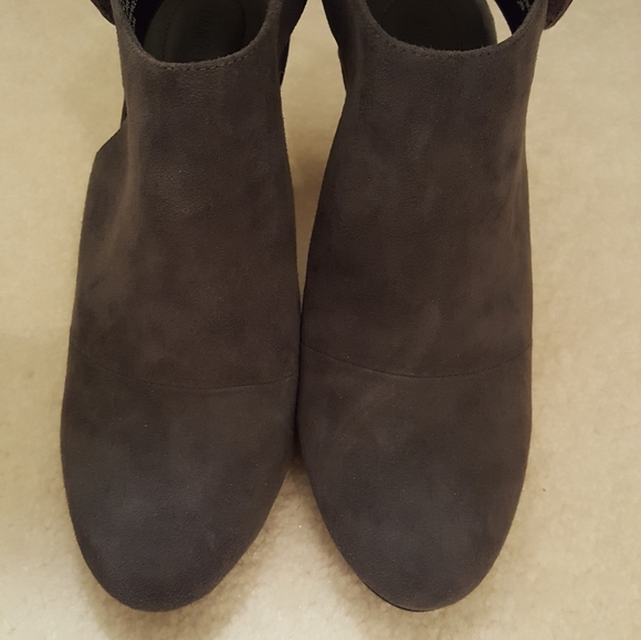 LIKE NEW Adam Tucker Jenna Gray Suede Booties (Velcro Strap, Exposed Heel) 8.5 - Picture 4 of 7